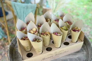 Cornets fleurs sechées disposés pour les invités lors d’un événement