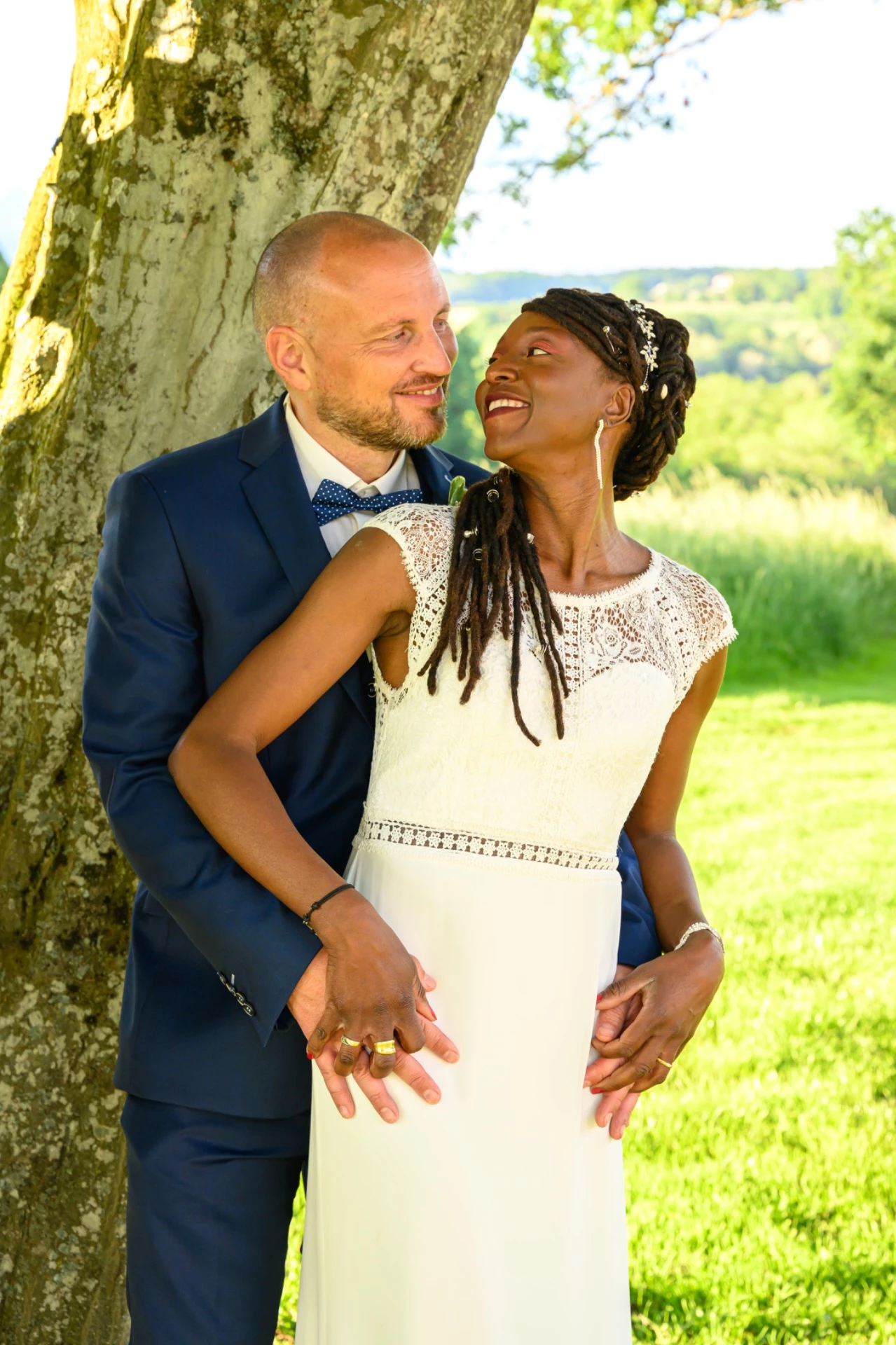 Aline et Cédric, jeunes mariés, posent ensemble après la cérémonie