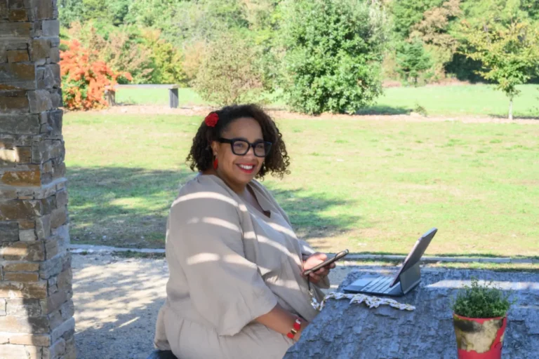Peggy Ferry travaillant sur un accompagnement conseil et coaching mariage en extérieur