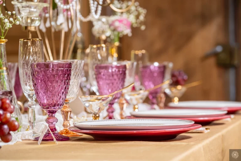 Détails de table inspirés du thème Regencycore