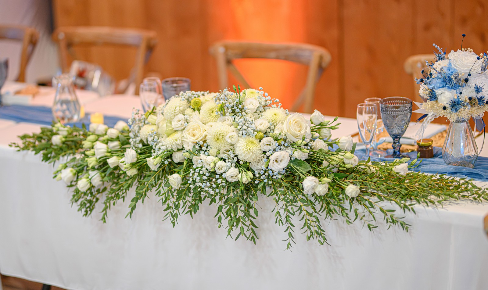 Composition florale sur la table d'honneur