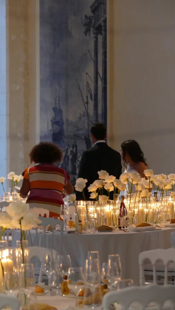 Peggy Ferry et les mariés qui découvrent la salle de réception au Château de la Mercerie le jour de leur mariage.