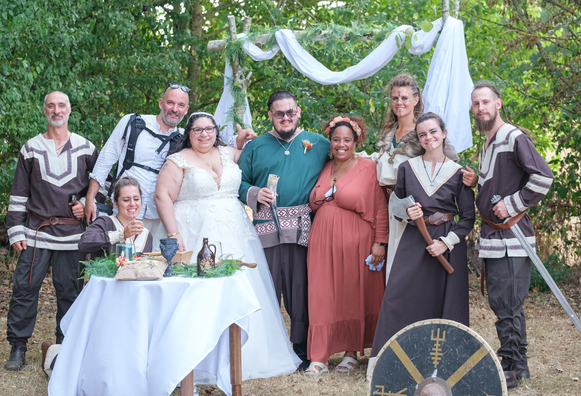 Peggy Ferry et Marc photographe de Markowz Pictures lors du mariage de Laetitia et Anthony après la cérémonie laïque viking